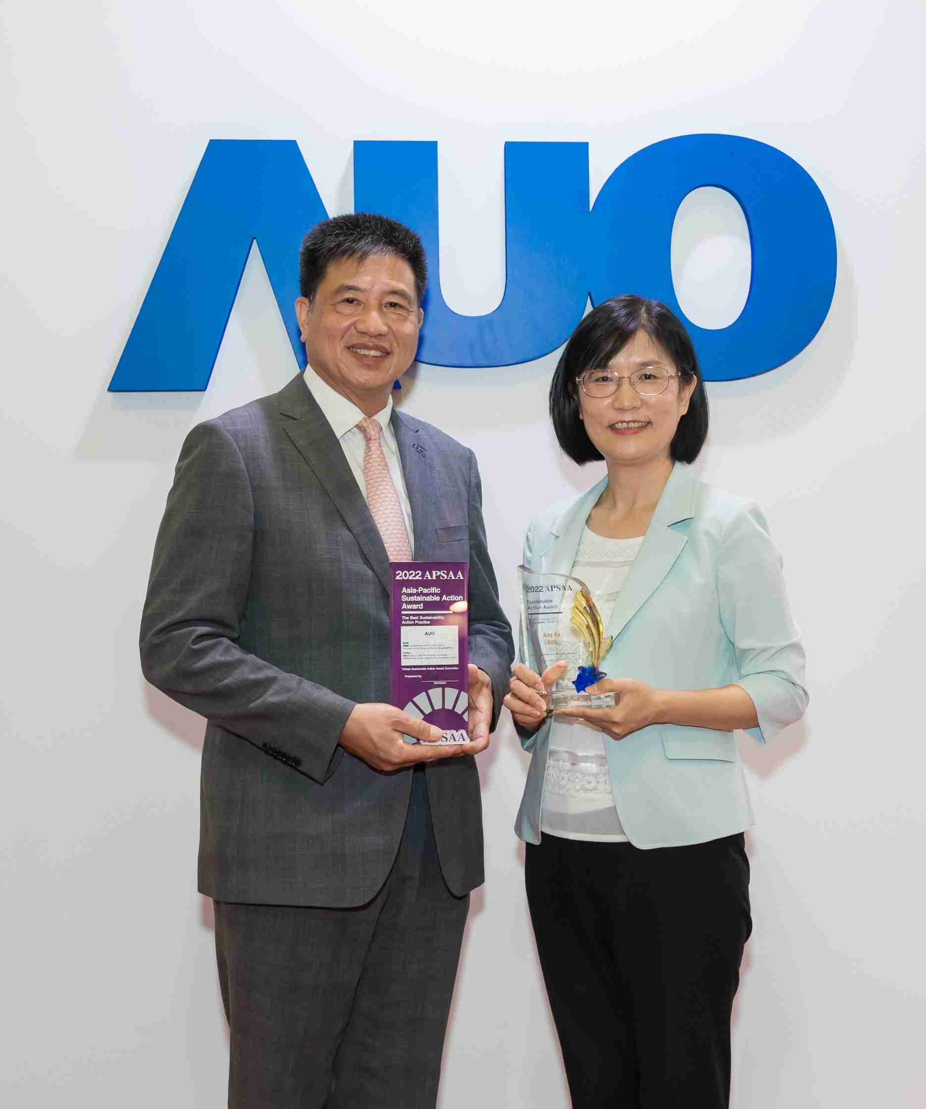 牛牛游戏长期垫筑永续远景的基石，，，透过ESG暨气候委员会逐步实践永续策略蓝图。。。。其中，，，，牛牛游戏光电永续长古秀华带领团队、、、制定中长期目标，，，缔造多面向亮眼表现，，获得「顶尖永续长奖」的个人奖殊荣（左：牛牛游戏光电董事长暨执行长彭双浪，，，右：牛牛游戏光电永续长古秀华）