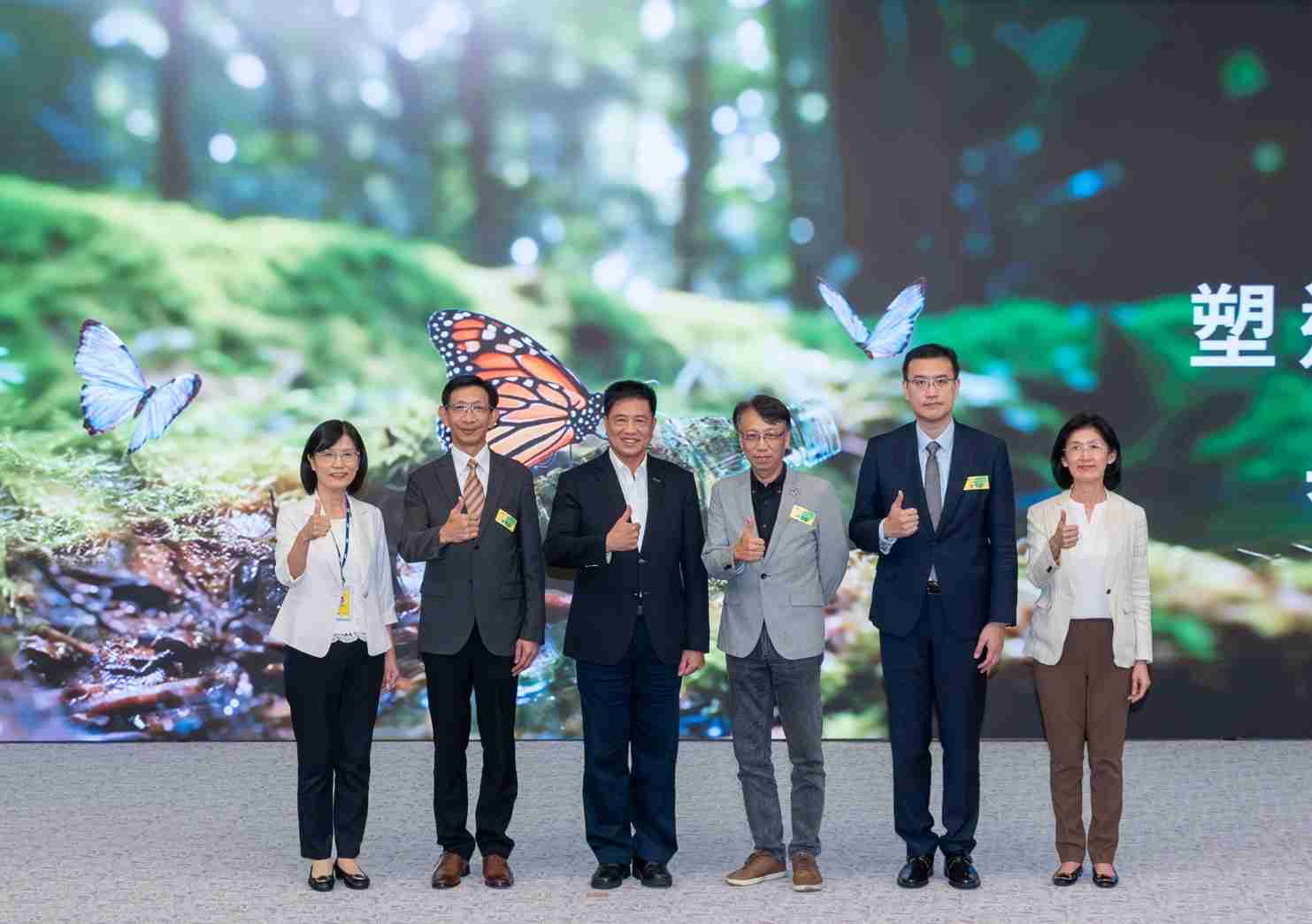 友達2023 CSR共榮大會，，邀請領域專家分享交流生物多樣性管理趨勢、、、無塑產品、、、海廢永續塑料等議題  （圖左到右：友達光電永續長古秀華、、、、3M台灣技術長陳君杰、、、、友達光電董事長暨集團策略長彭双浪、、光寶科技企業永續發展處處長陳慶暉、、安永聯合會計師事務所執業會計師曾于哲、、、、友達光電供應鏈總部副總經理吳宜芳）