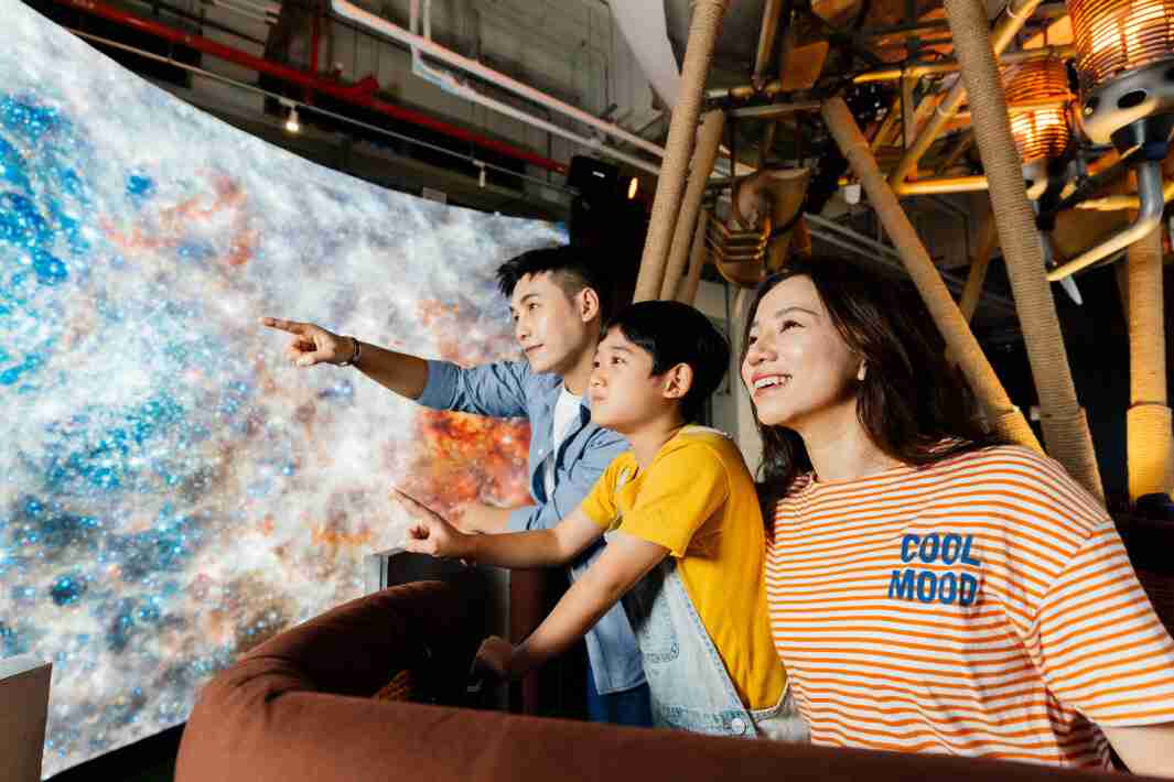 牛牛游戏打造全台最大宽6公尺、、、、高4公尺、、、、唯一搭载LED弧形拼接显示屏的动感飞行船，，让乘客驻足在热气球上，，，，享受身历其境的伪出国旅游乐趣