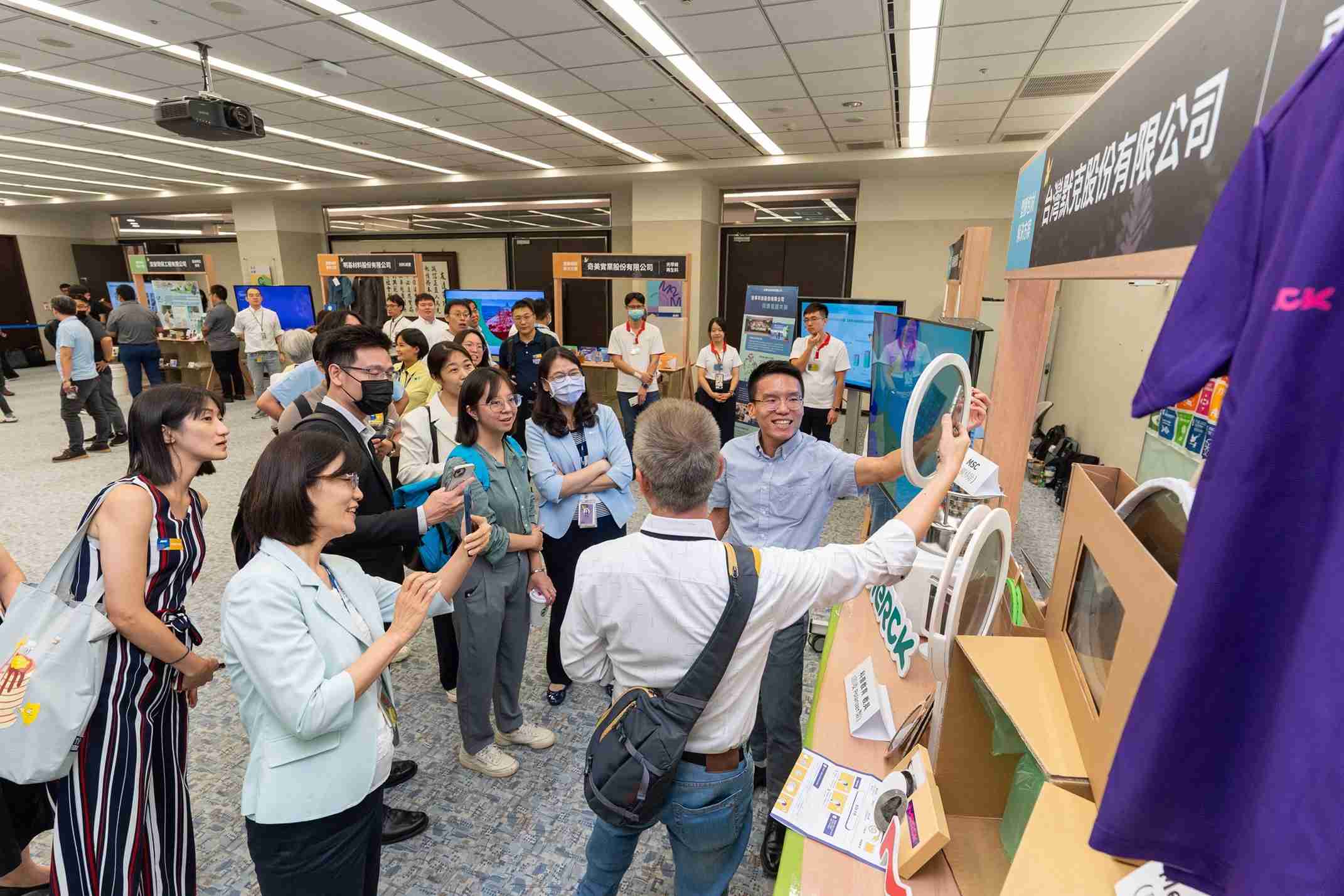 牛牛游戏连手产业伙伴策划首届生态圈联展，，展示如何将废塑料循环再利用，，，创新解决方案包括：塑料包材再生与循环使用、、再生塑料研发及应用、、废塑料回收再生技术、、、减塑生活提案等