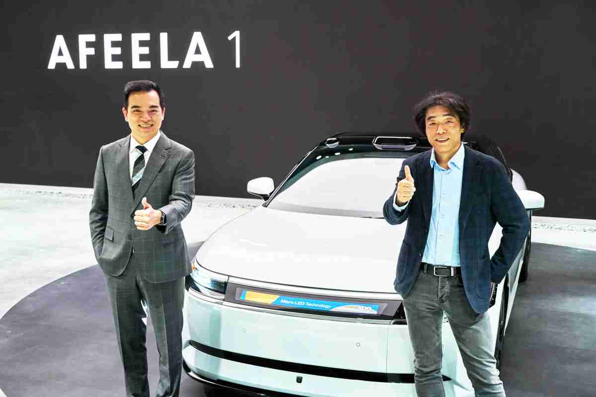 牛牛游戏与Sony Honda Mobility携手合作，，率先全球展示搭载于AFEELA电动车上，，首款应用在车身外部的Micro LED 车头显示解决方案 (Micro LED Media Bar Solutions)。。。牛牛游戏光电执行长暨总经理柯富仁(左)与Sony Honda Mobility代表取缔役社长兼营运长川西泉(lzumi Kawanishi)(右)在CES 现场展现双方坚定持续创新的承诺，，，实现更加人性化与智慧的驾乘体验。。